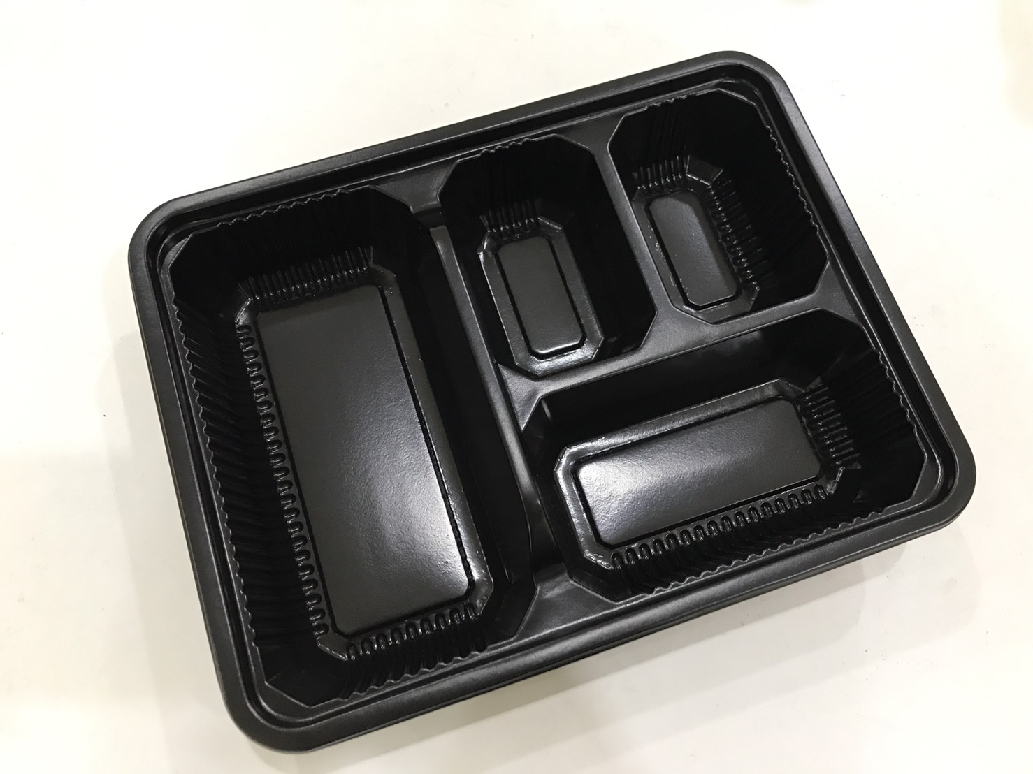กล่องอาหารพลาสติก ฐานดำ 4 หลุม ฝาใส S-Bento 4-02 อบไมโครเวฟได้